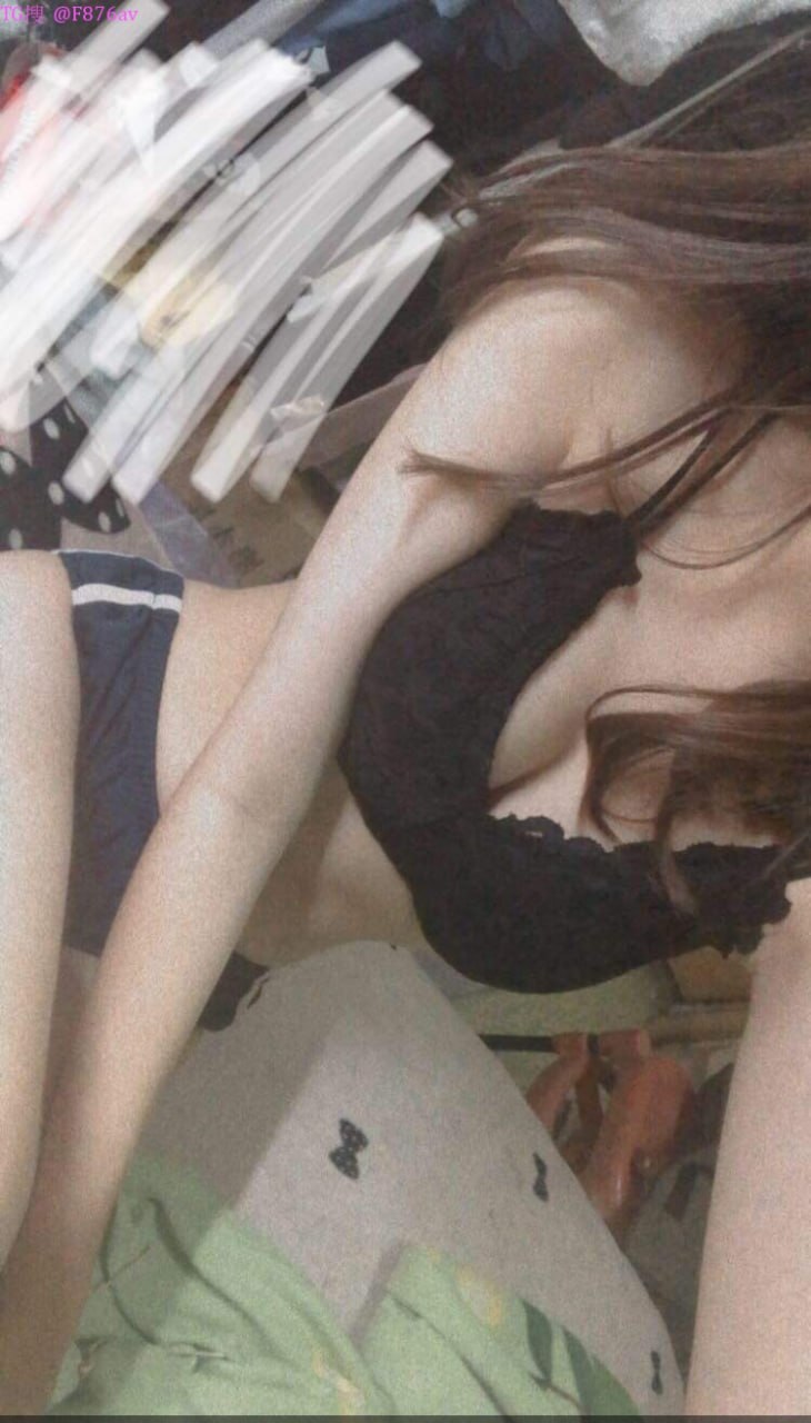 Mặt xinh body nuột mỗi tội cô bé hơi thâm