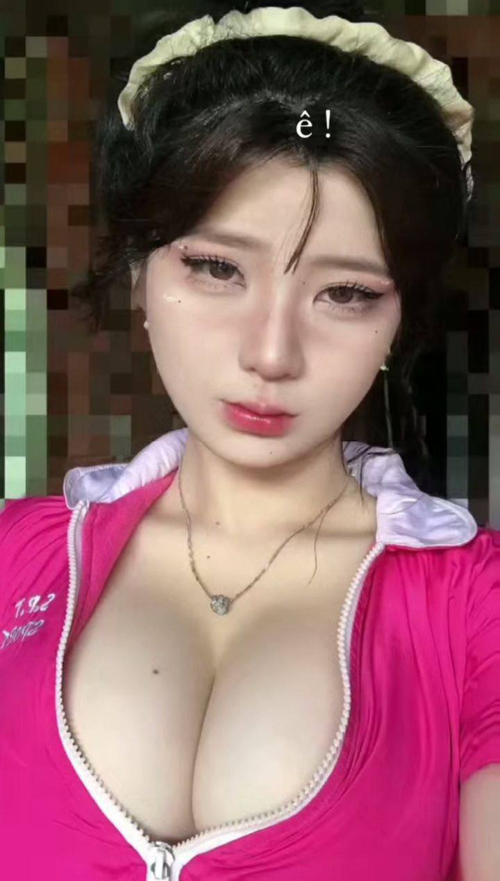 5 người đàn ông và một người phụ nữ Dalny Marga quan hệ tình dục tập thể và bú cu