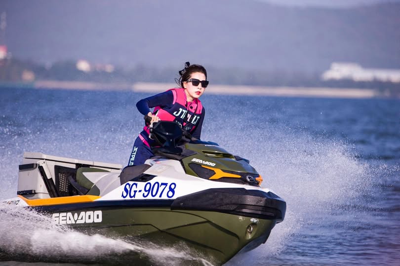 Handjob và xuất tinh vào bộ ngực lớn của cô ấy